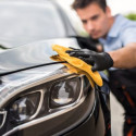 Image of Dokonal&aacute; karos&eacute;ria. Ako spr&aacute;vne navoskovať automobil